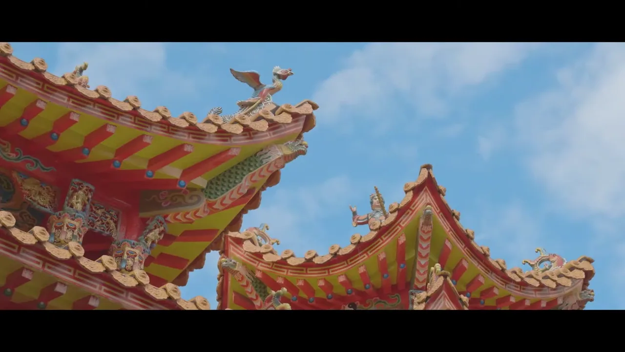 將翎女子官將首作品畫面：廟宇屋脊