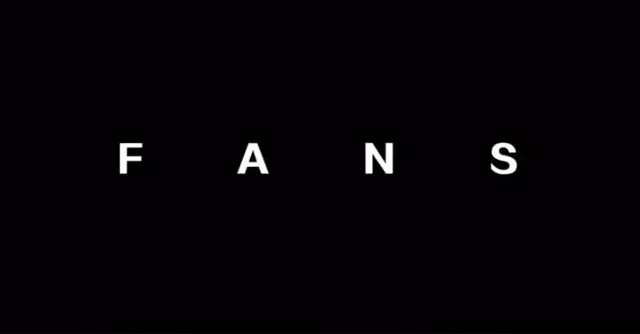 黑底上的 FANS 白色字卡