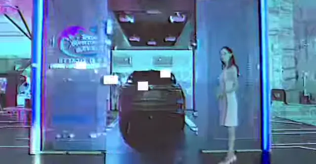 汽車車尾置於藍色燈光的展示空間內