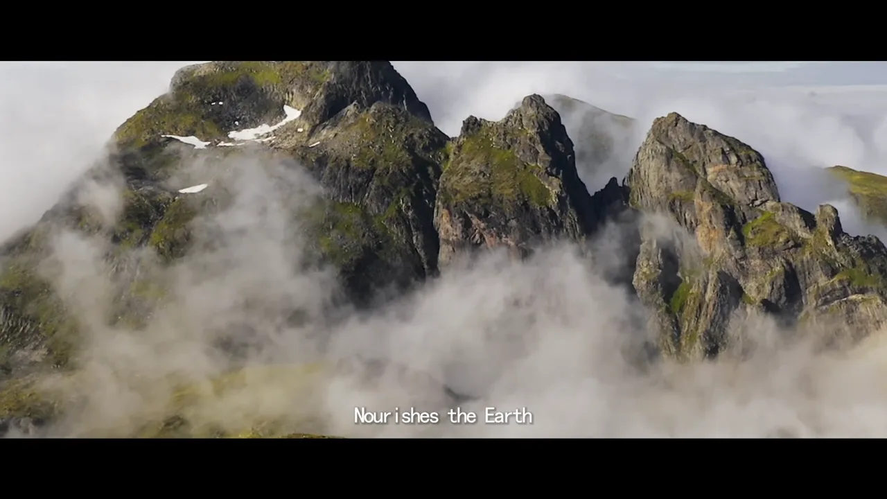 山峰與雲霧的實景畫面,底部有英文字幕