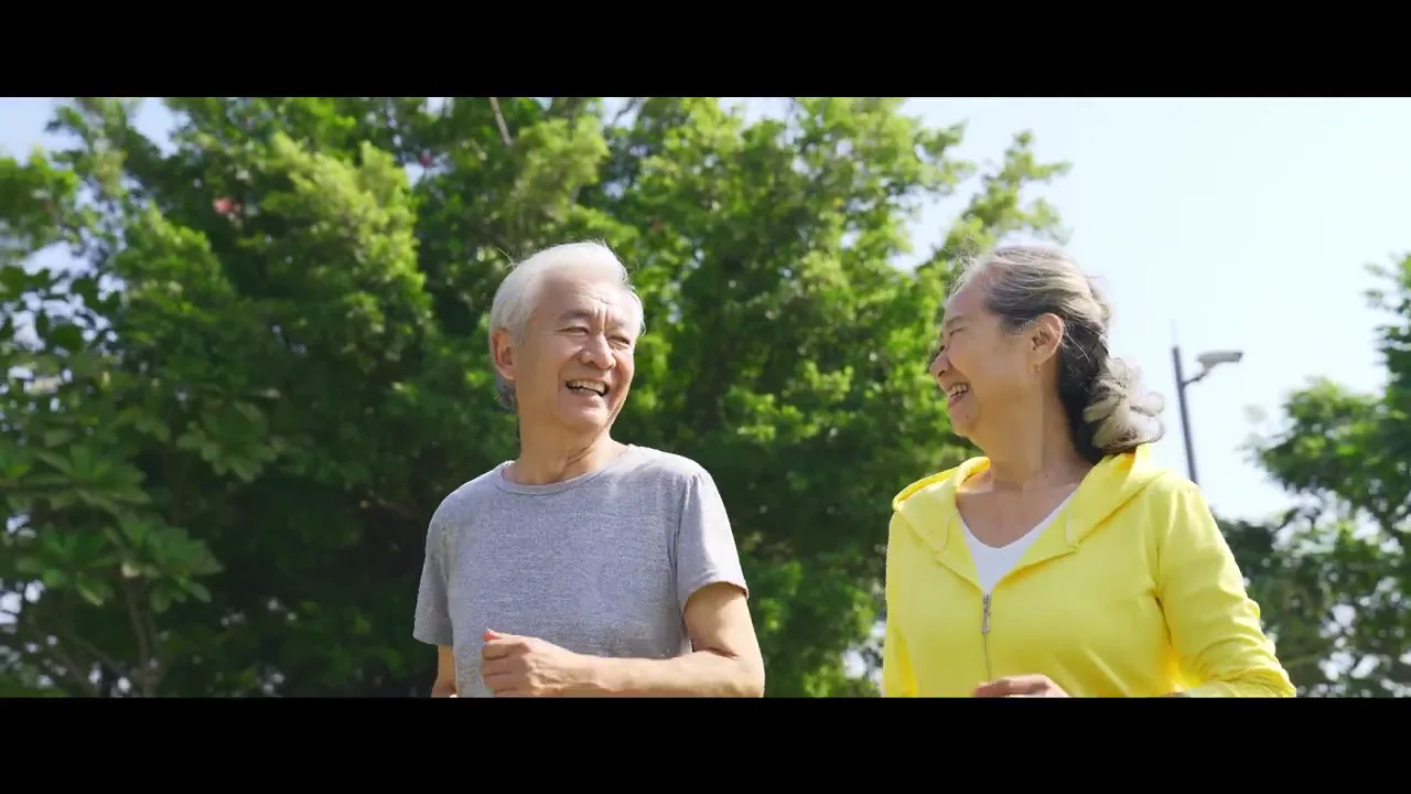 兩人在戶外樹蔭下並肩行走的畫面